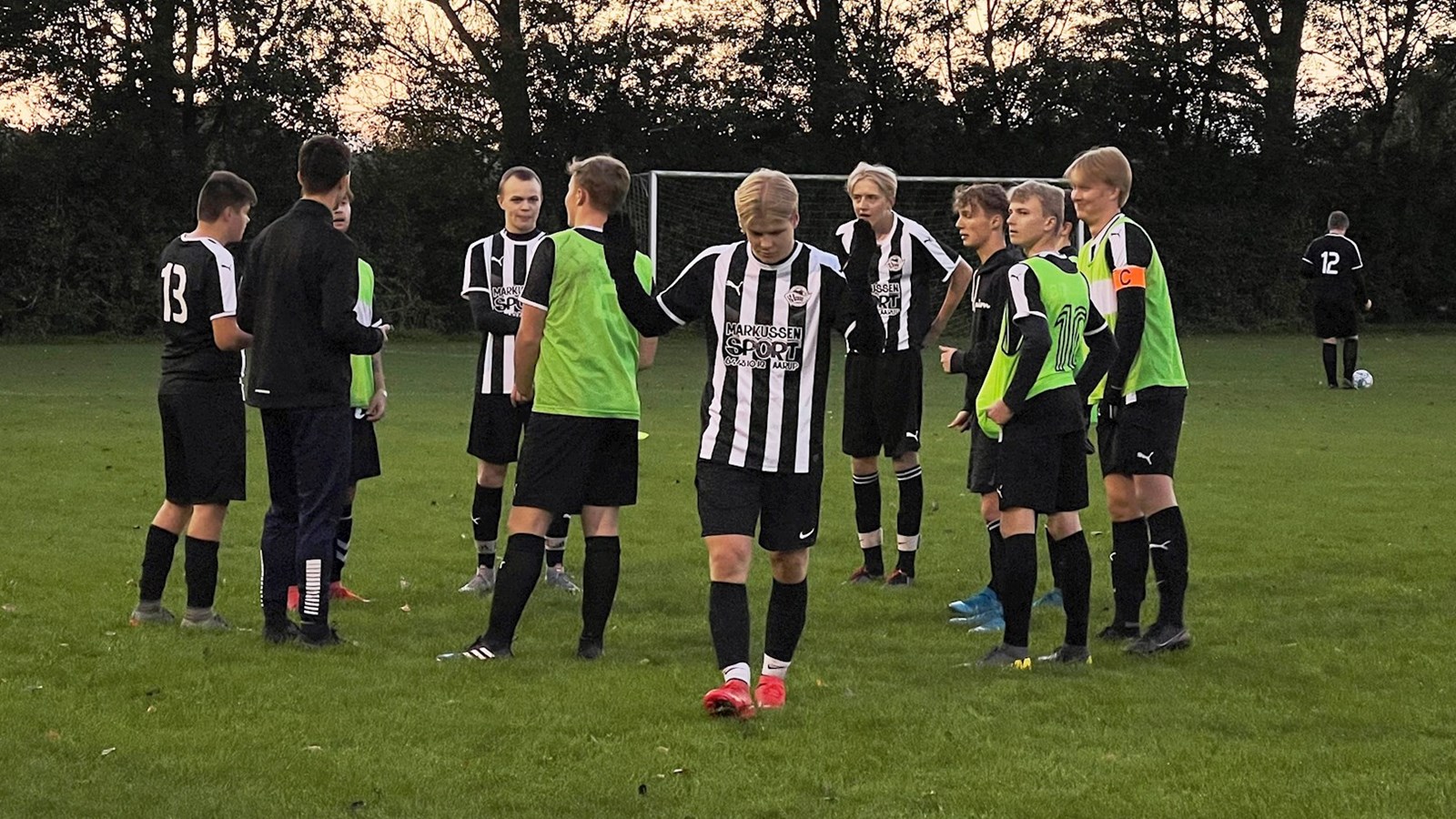 Hyggen samler U17-drengene på fodboldbanen i FC Broby